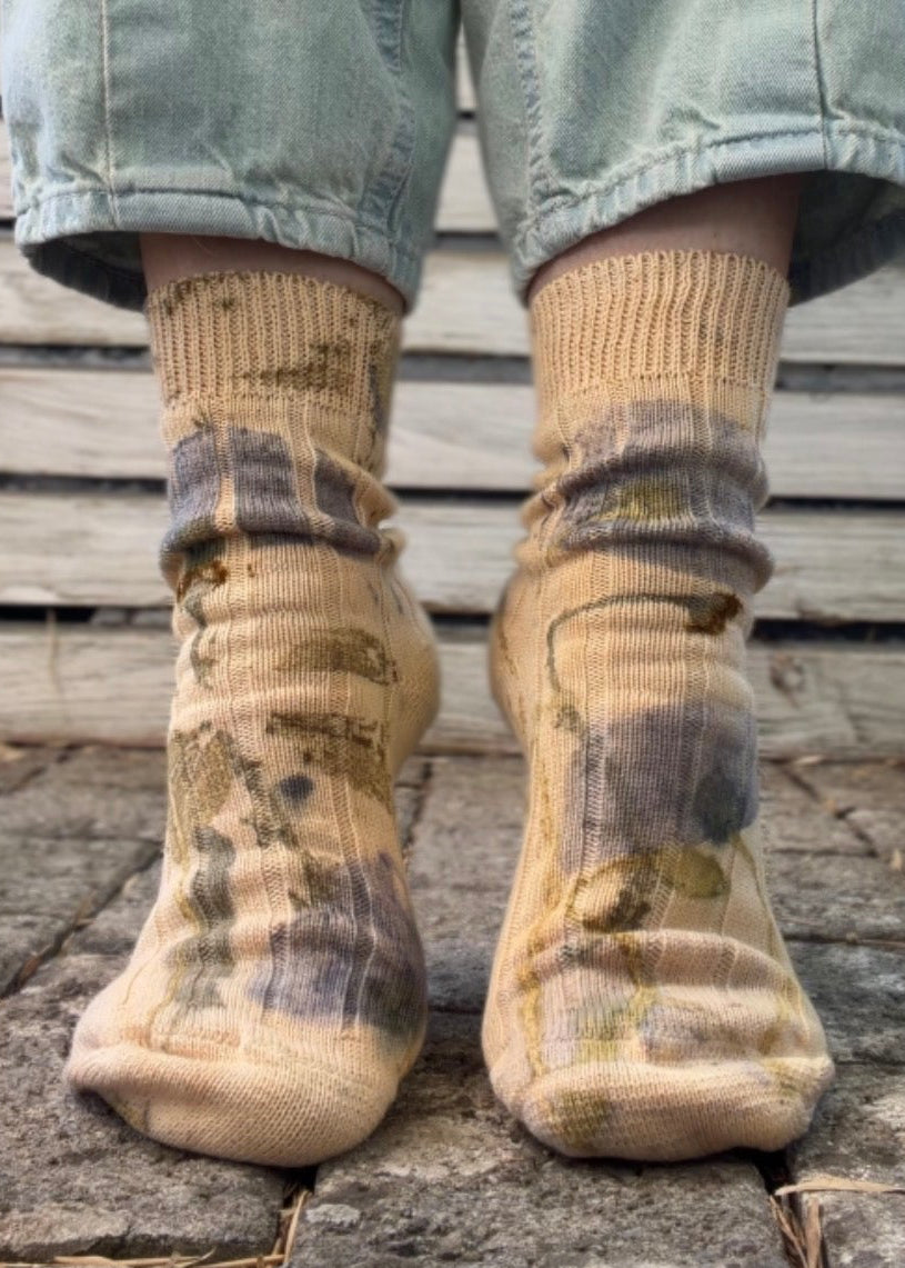 Botanically dyed socks - Poppy