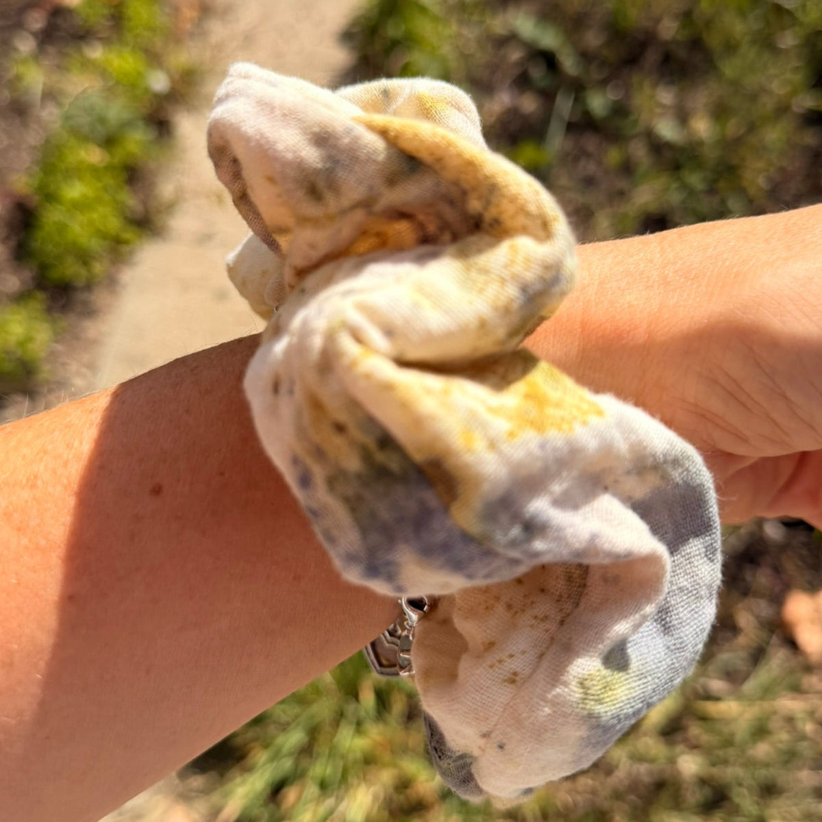Botanically dyed scrunchie - Poppy