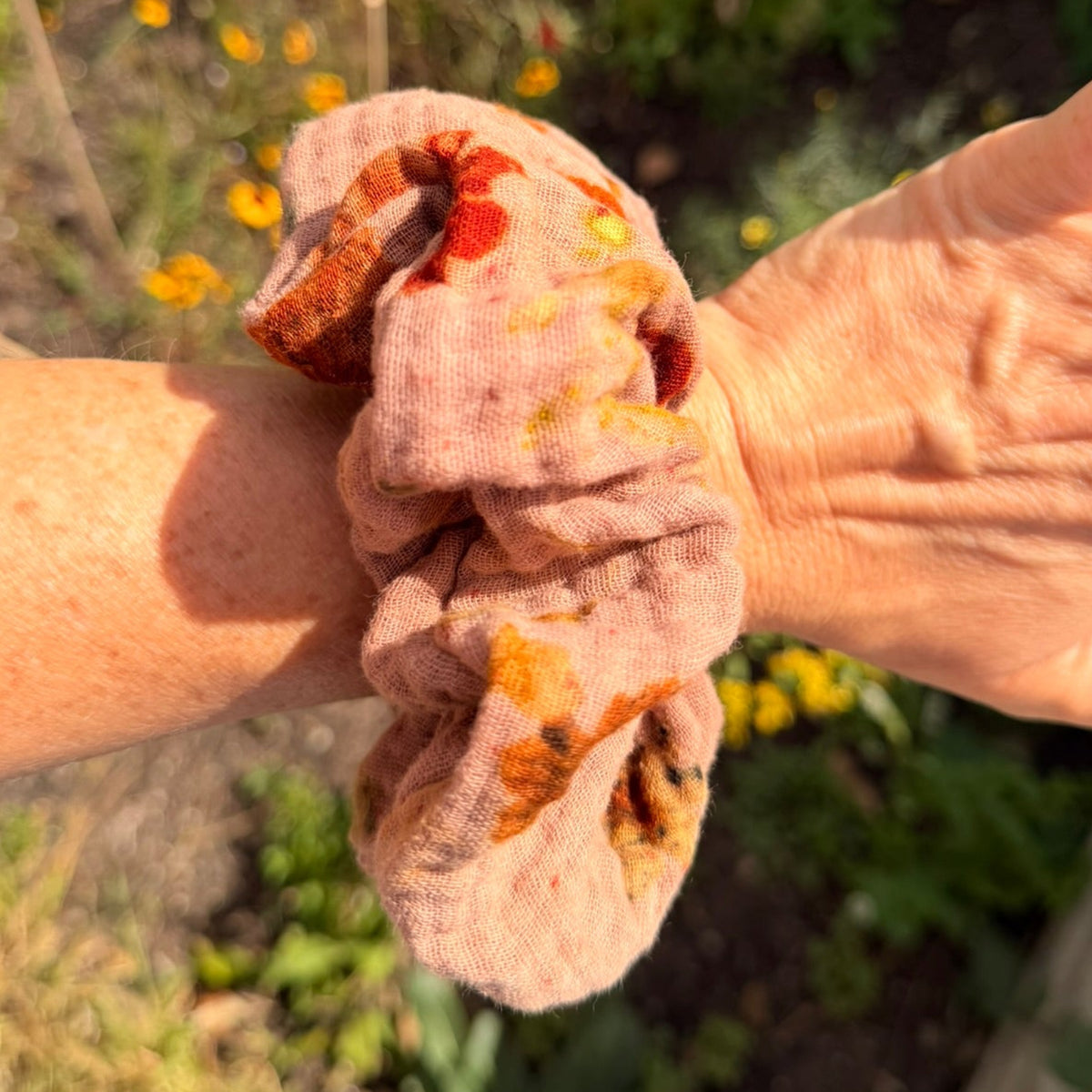 Botanically dyed scrunchie - Sunset