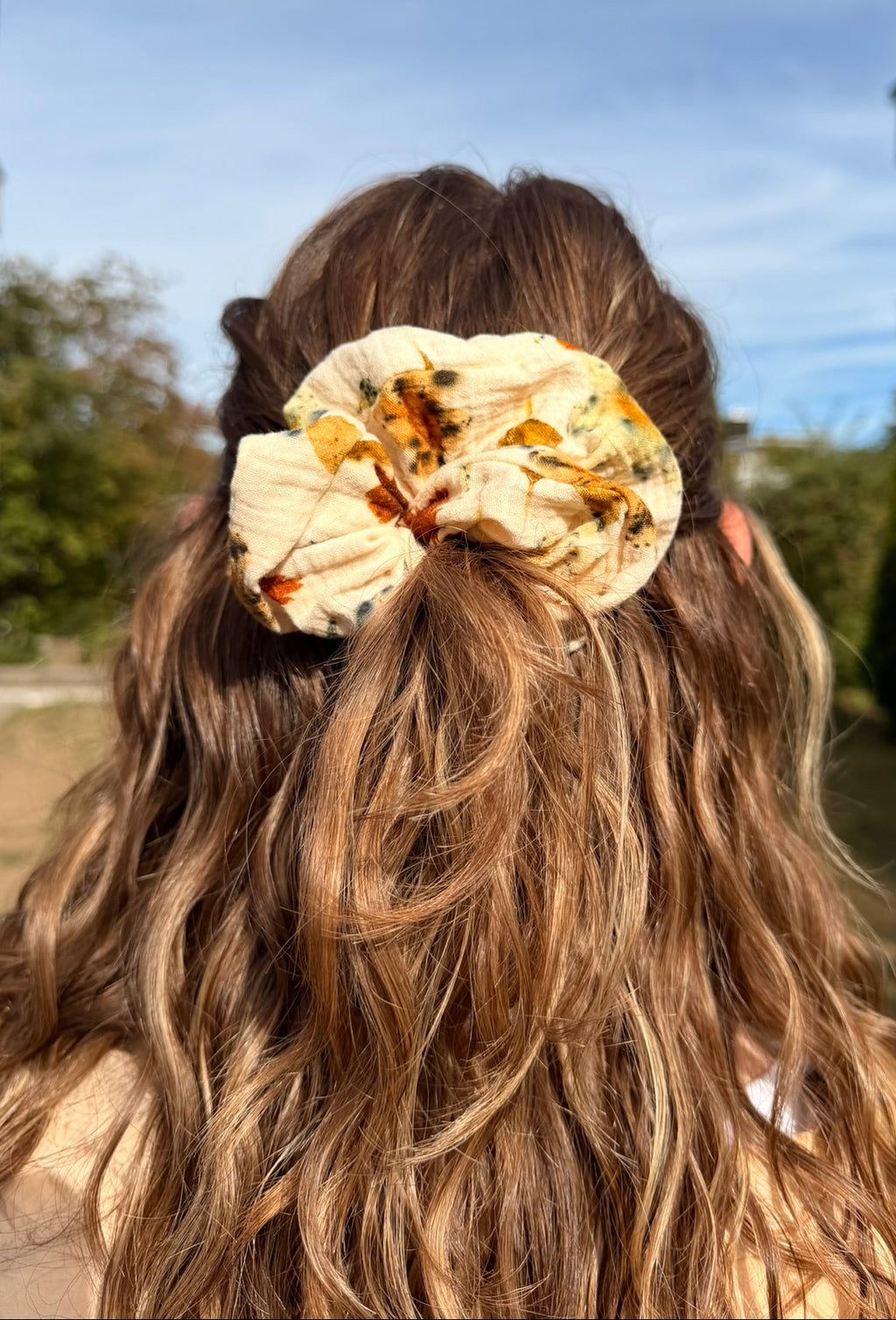 Botanically dyed scrunchie - Rubenza Sky