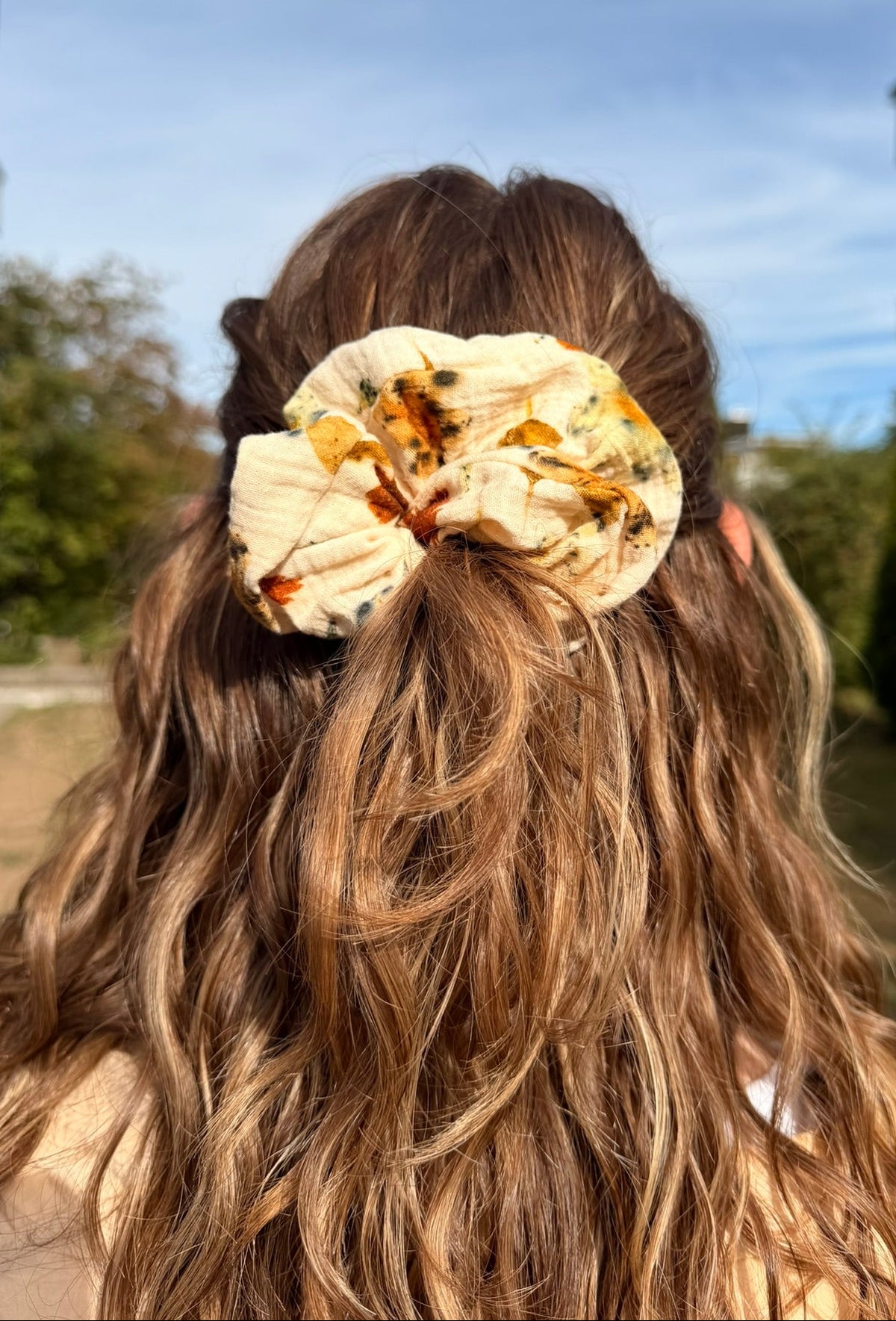 Botanically dyed scrunchie - Rubenza Sky