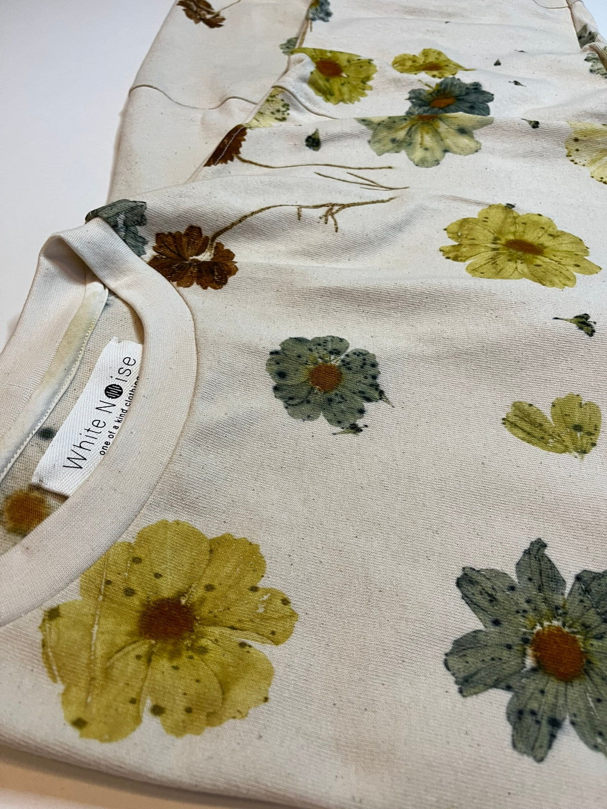 Im Studio wird aus dem bedruckten Stoff ein Kleidungsstück genäht.